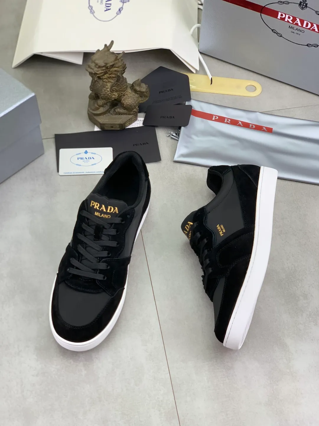 Men's shoes 💰P560💰[New model] The top version is available on the official website, 🆘 The trendy brand (Prada) mainly promotes the popular model, avant-garde and versatile fashionable men's shoes, private version mold opening, cowhide surface splicing 1:1.. Stylish and simple, original imported cowhide lining cowhide feet; the atmosphere and personality are more fashionable, eye-catching and pursuing class. It will subvert the old idea and be a must-have for fashionistas with you! Must keep it for yourself! Tall and comfortable, large and low, high-end quality workmanship. Official website’s new high-end outsole. Size: 38-45. Multiple colors available.